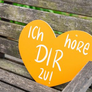 zuhören, draussen. Dinslaken am Museum Voswinckelshof