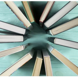 Das Bild zeigt Bücher von oben die in einem Kreis angeordnet sind