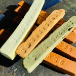 Selbsthergestellte Pflanzfarben in fester Blockform