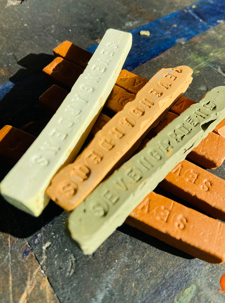Selbsthergestellte Pflanzfarben in fester Blockform