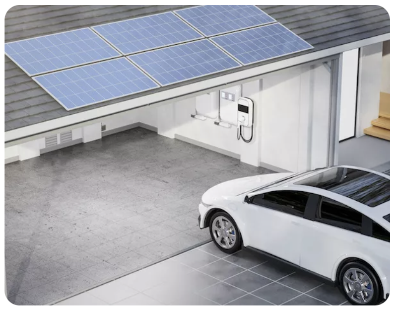 Ein E-Auto fährt in eine Garage mit Solarpanelen