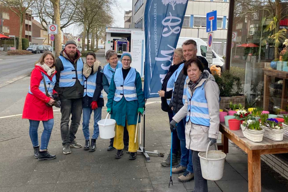 Mehrere Aktive Müllsammlerinnen stehen vor einem Blumenladen