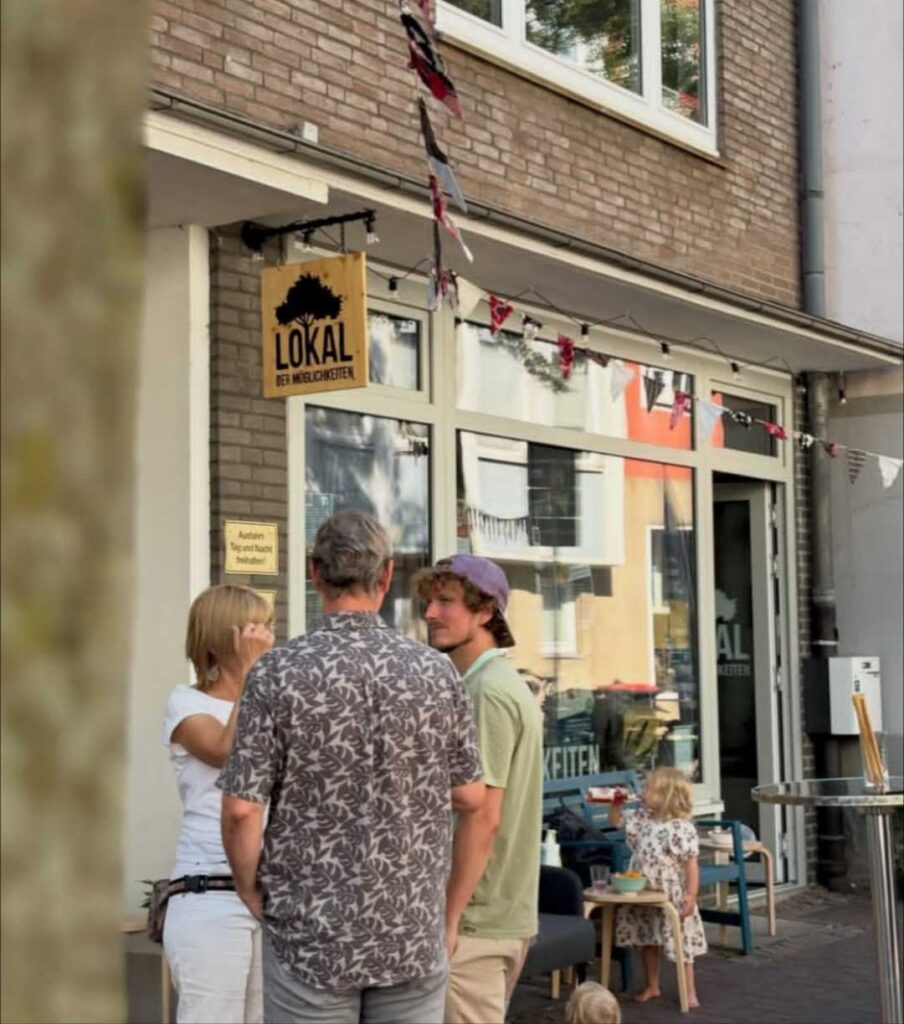 Menschen stehen vor dem Lokal der Möglichkeiten