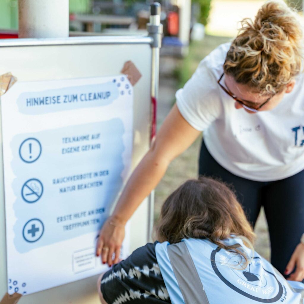 Helfende bauen einen Infostand auf