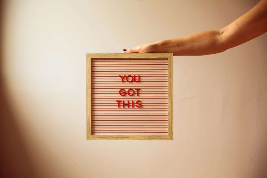 Ein Bild wird gehalten auf dem auf englisch steht "You got this"