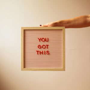 Ein Bild wird gehalten auf dem auf englisch steht "You got this"